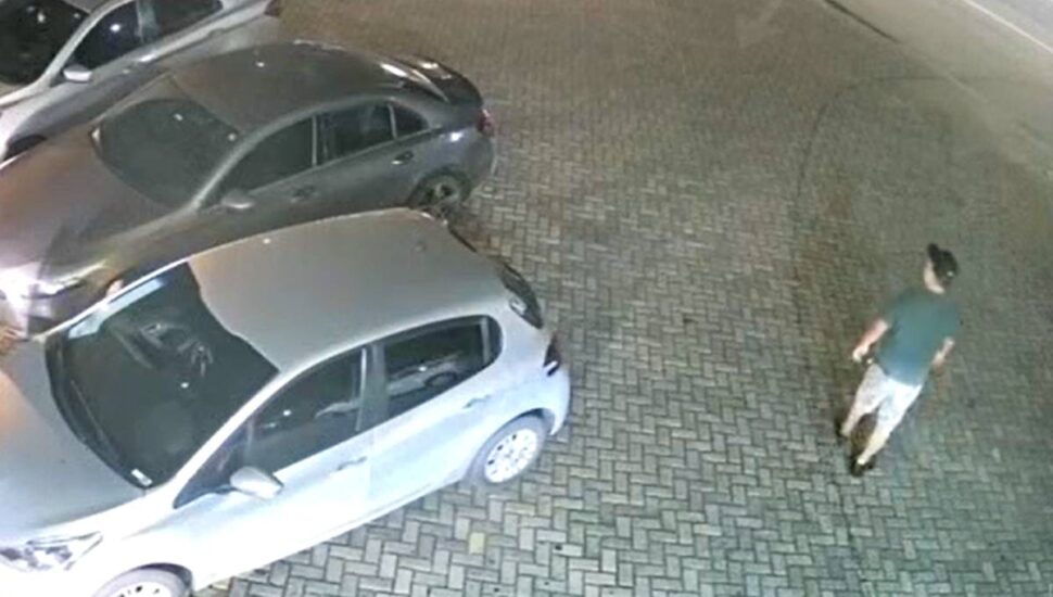 Ronaldo Massuia instantes antes de ser preço após os ataques no posto de combustíveis em Curitiba.