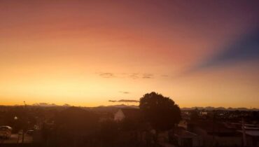 Curitiba amanheceu com um belo tom no céu, nesta terça-feira.
