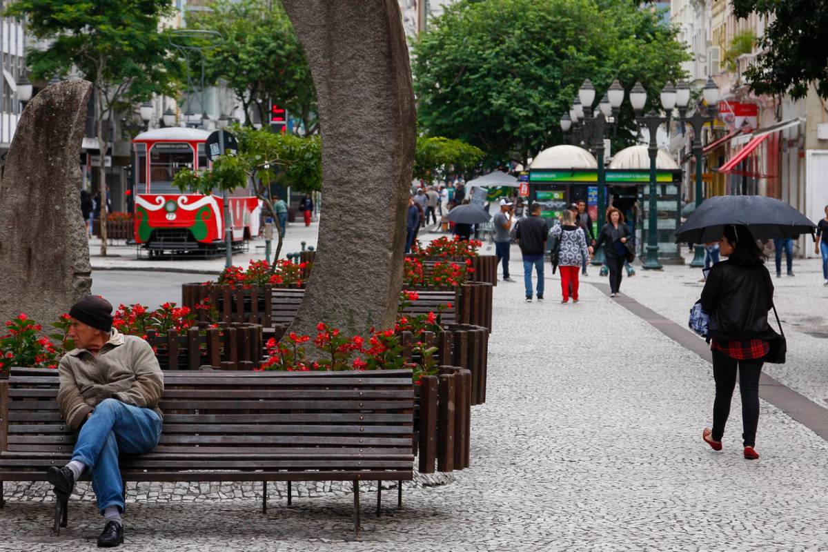 Rua XV de Novembro, o primeiro calçadão do Brasil, completa 50 anos.
