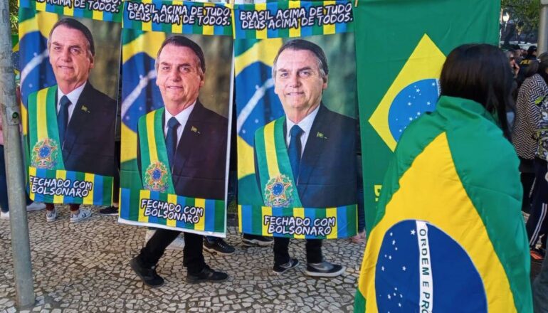 Passagem de Bolsonaro por Curitiba movimenta venda de produtos relacionados ao presidente. 