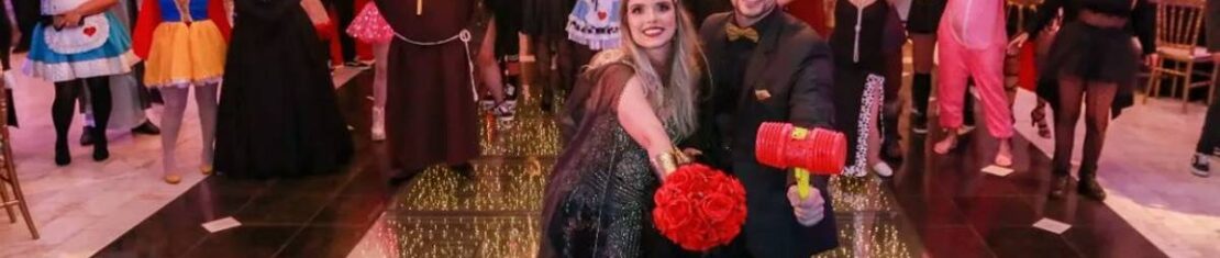 Não teve valsa, nem vestido de noiva. Kallynca entrou com um vestido ao estilo rainha medieval acompanhada do atual namorado.