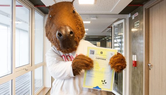 Capivara mascote da Metrocard ganha nome e conhece autora que é moradora do Pinheirinho