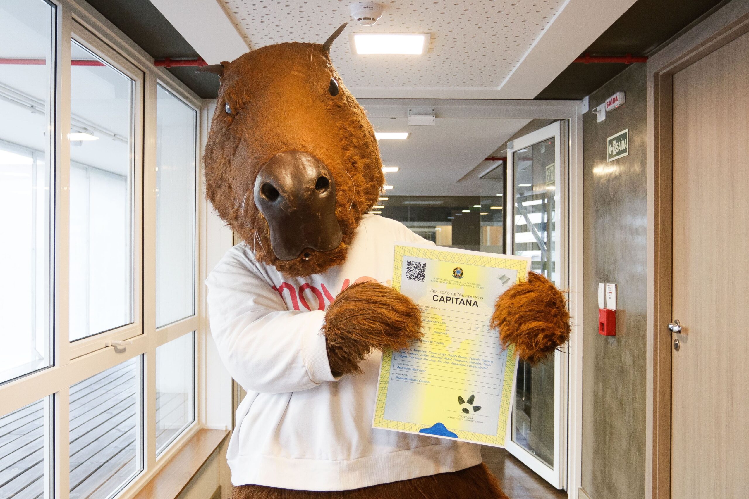 Capivara mascote da Metrocard ganha nome e conhece autora que é moradora do Pinheirinho