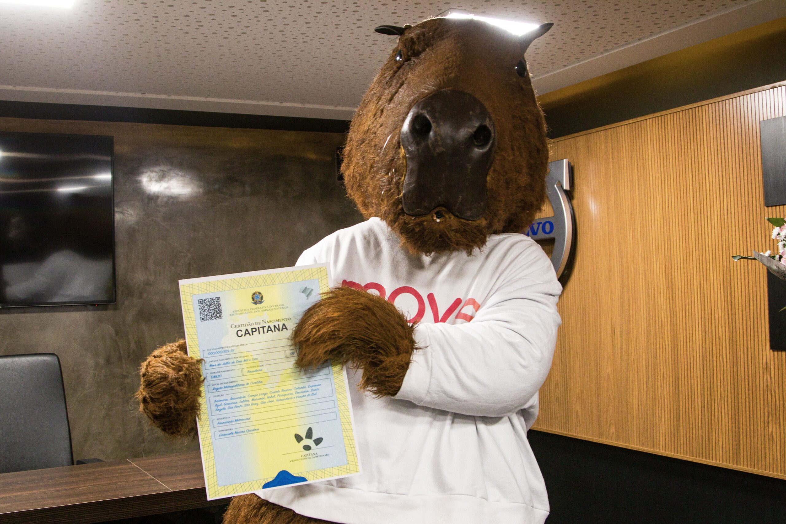 Capivara mascote da Metrocard ganha nome e conhece autora que é moradora do Pinheirinho