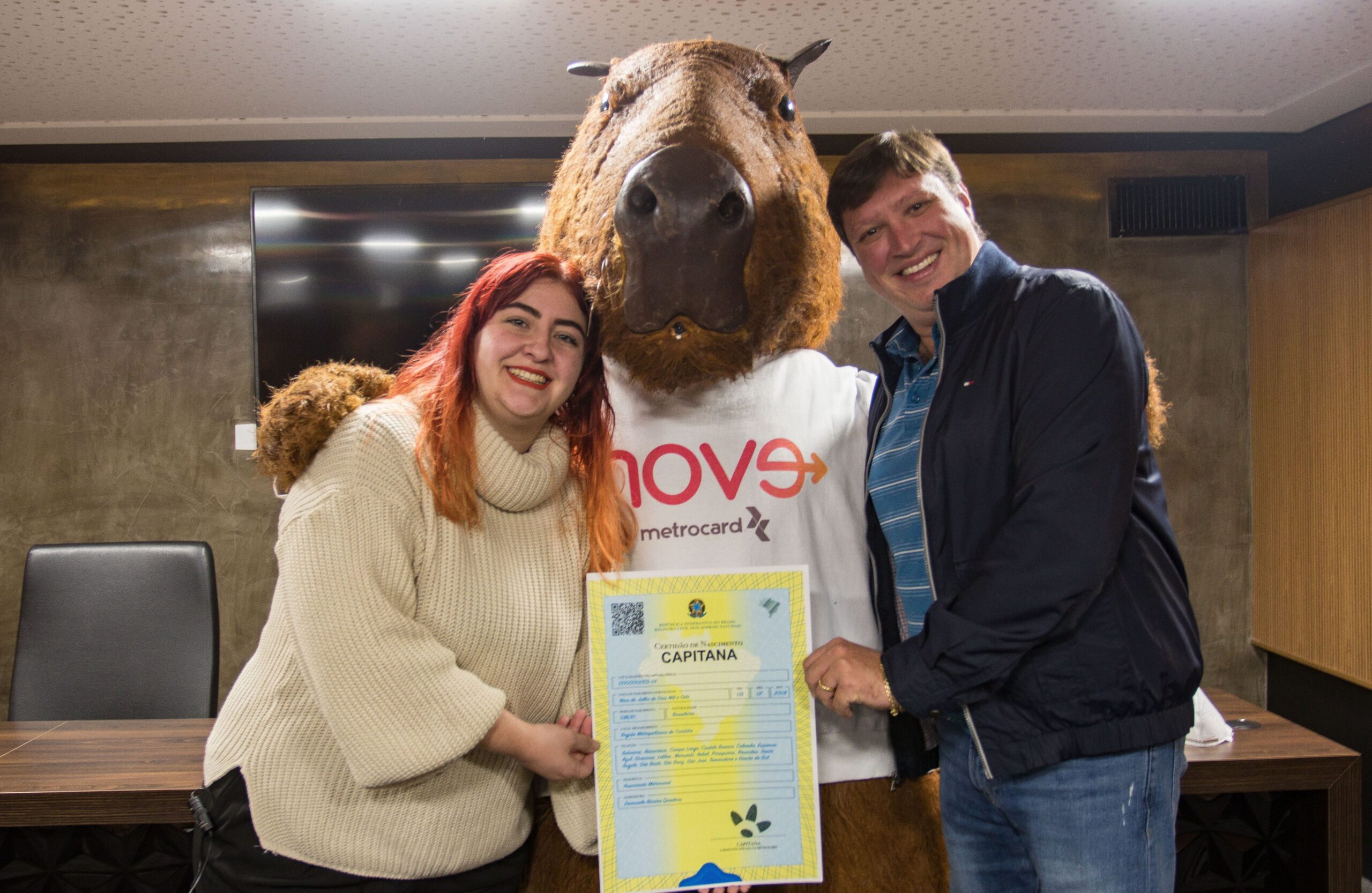 Capivara mascote da Metrocard ganha nome e conhece autora que é moradora do Pinheirinho