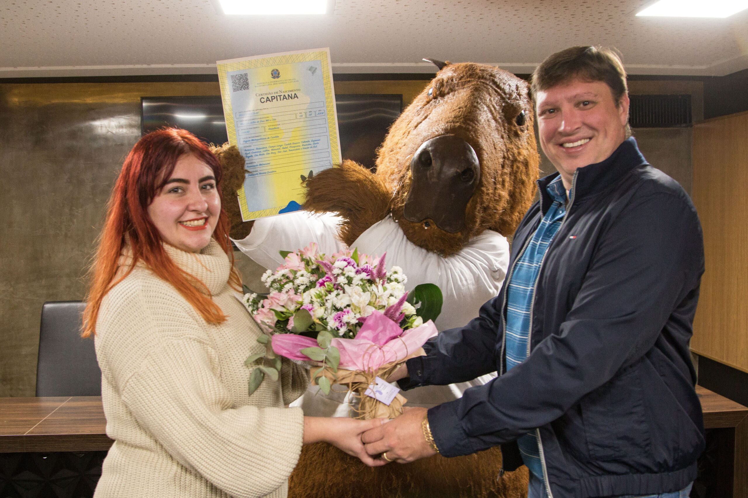 Capivara mascote da Metrocard ganha nome e conhece autora que é moradora do Pinheirinho