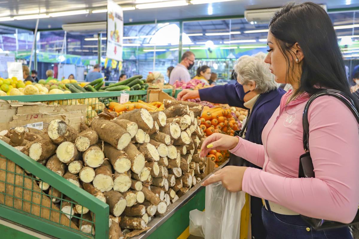 Katlyn encheu um carrinho com verduras, legumes e frutas que farão parte do cardápio do restaurante da avó.