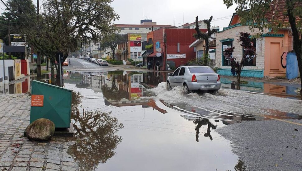 A esquina da Rua Camões com a XV de Novembro, no Alto da XV, amanheceu alagada nesta segunda-feira (30).