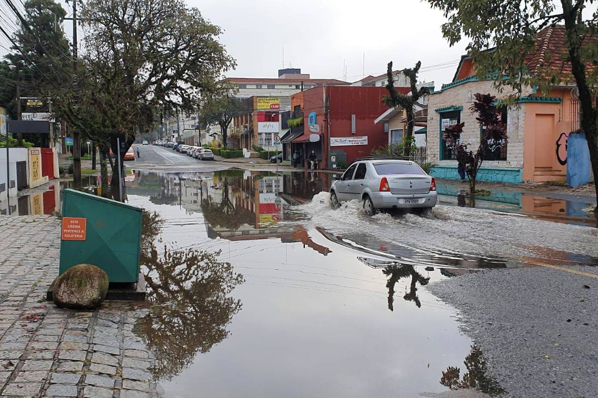 A esquina da Rua Camões com a XV de Novembro, no Alto da XV, amanheceu alagada nesta segunda-feira (30).