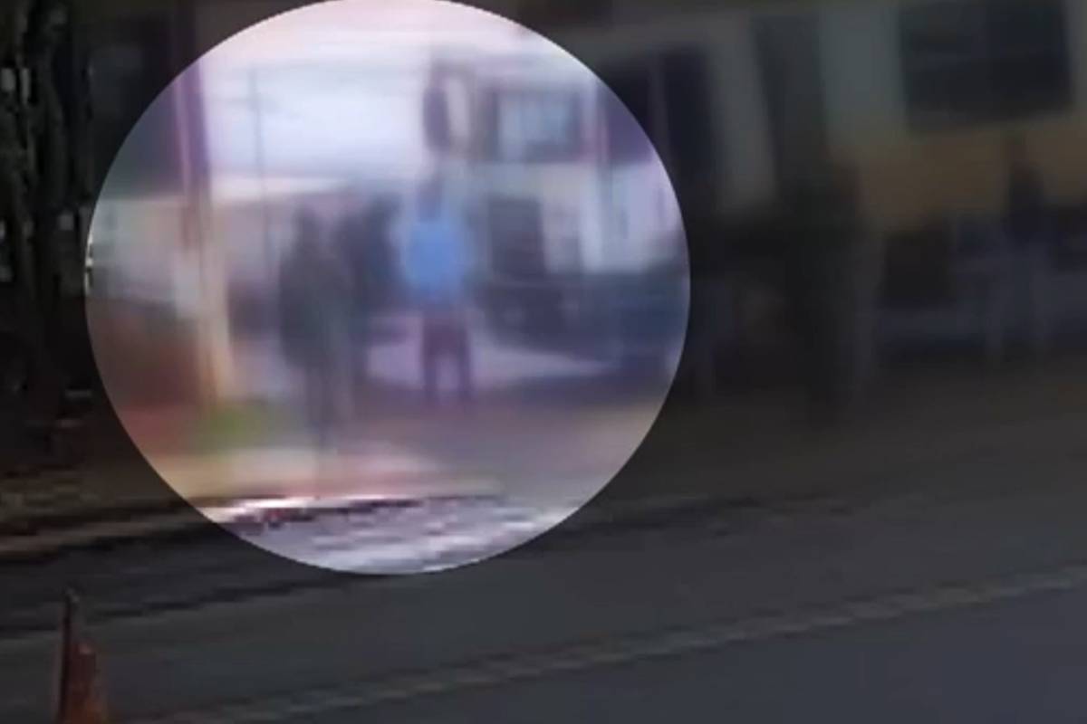 Durante abordagem os homens tiveram que abaixar as calças.