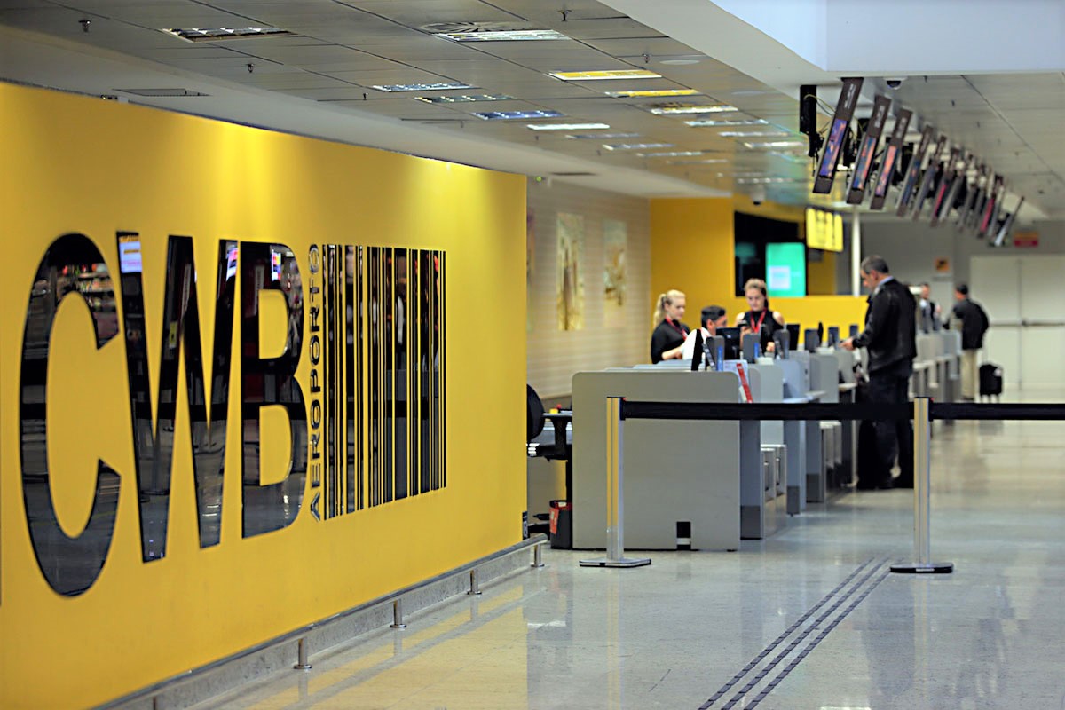 Aeroporto Internacional de Curitiba - Aeroporto Afonso Pena, em S„o JosÈ dos Pinhais, regi„o metropolitana de Curitiba - passageiros circulando pelo sagu„o do aeroporto - passageiros no check-in - malas - infraero - despacho de bagagens