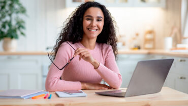 Trabalhar com venda de consignados é uma excelente maneira de empreender com pouco dinheiro. | Foto: Shutterstock