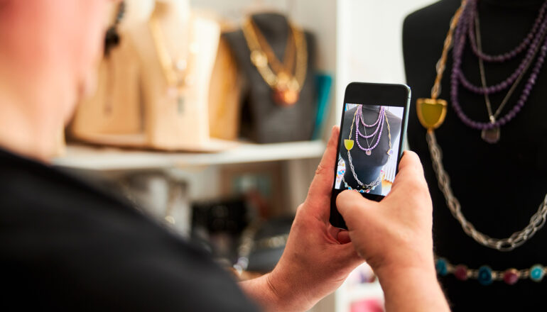 Tire várias fotos, teste diferentes ângulos, cuide da iluminação e não esqueça de fazer uma seleção das que ficaram melhores. | Foto: Shutterstock