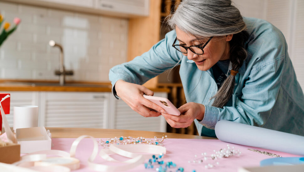 Com algumas dicas e aplicativos de edição de imagem, você consegue tirar fotos satisfatórias das suas joias e semijoias sempre que precisar. | Foto: Shutterstock