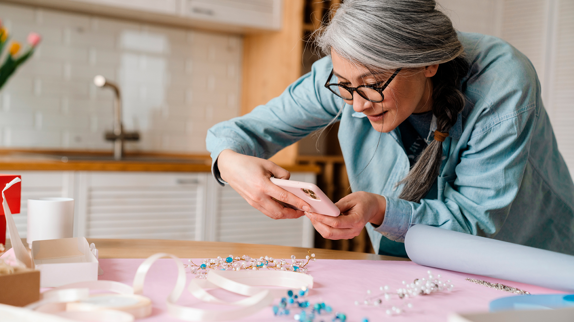 Com algumas dicas e aplicativos de edição de imagem, você consegue tirar fotos satisfatórias das suas joias e semijoias sempre que precisar. | Foto: Shutterstock