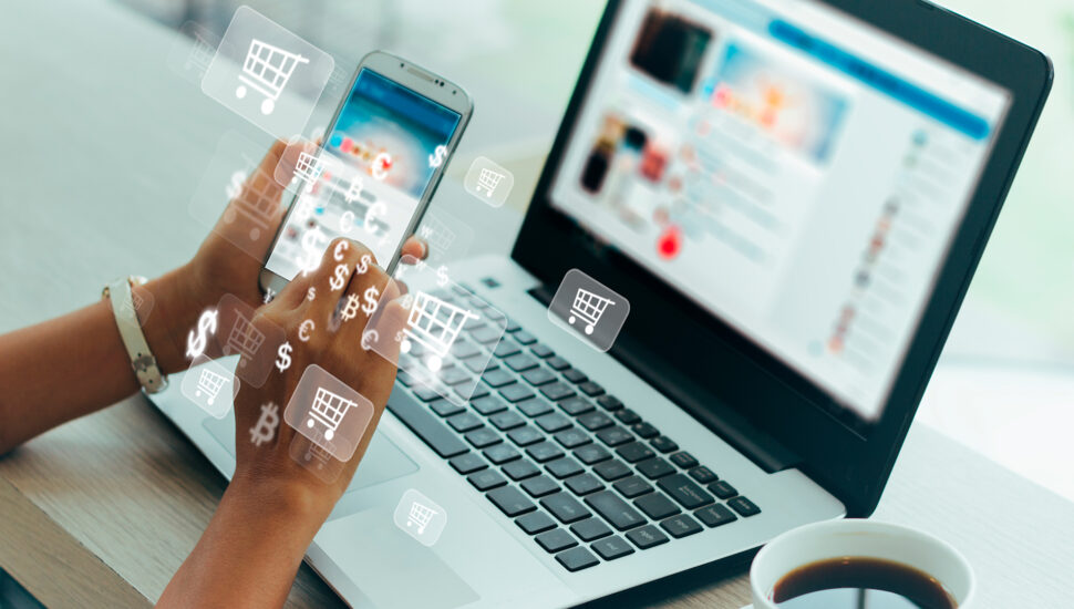 Para vender online, não é preciso ter uma loja virtual: seus clientes podem comprar usando as redes sociais e marketplaces. | Foto: Shutterstock