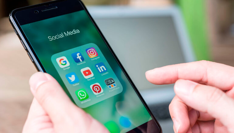 Pesquisa e entenda em qual rede social o seu público é mais ativo. | Foto: Shutterstock