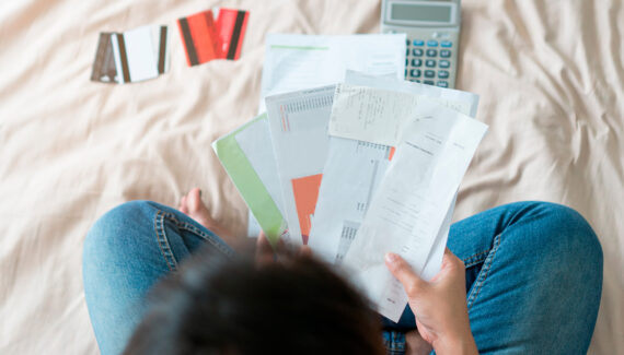 Conseguir uma renda extra costuma ser a principal maneira de sair das dívidas. | Foto: Shutterstock