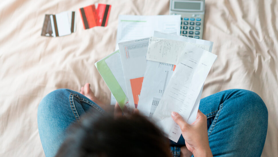 Conseguir uma renda extra costuma ser a principal maneira de sair das dívidas. | Foto: Shutterstock
