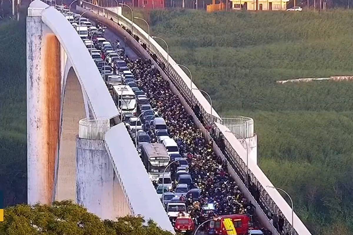 acidente Ponte da Amizade gerou imagem impressionante com centenas de mototaxistas e veículos engarrafados.