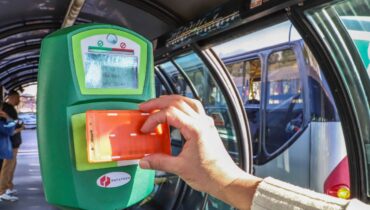 Usuário do transporte coletivo de Curitiba paga a passagem com cartão