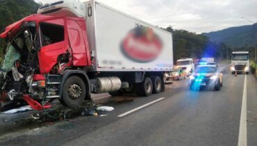 Colisão traseira deixou cabine destruída e motorista preso às ferragens.