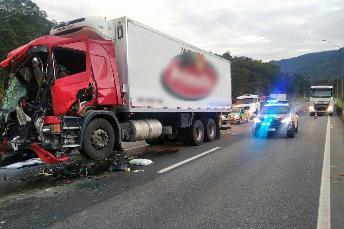 Colisão traseira deixou cabine destruída e motorista preso às ferragens.