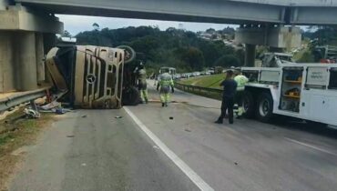 O acidente foi na altura do km 105, debaixo de um viaduto.