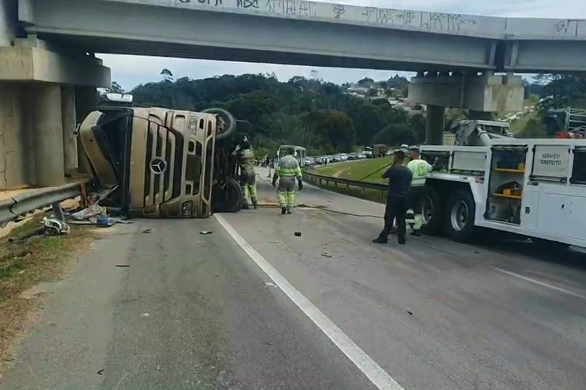 O acidente foi na altura do km 105, debaixo de um viaduto.