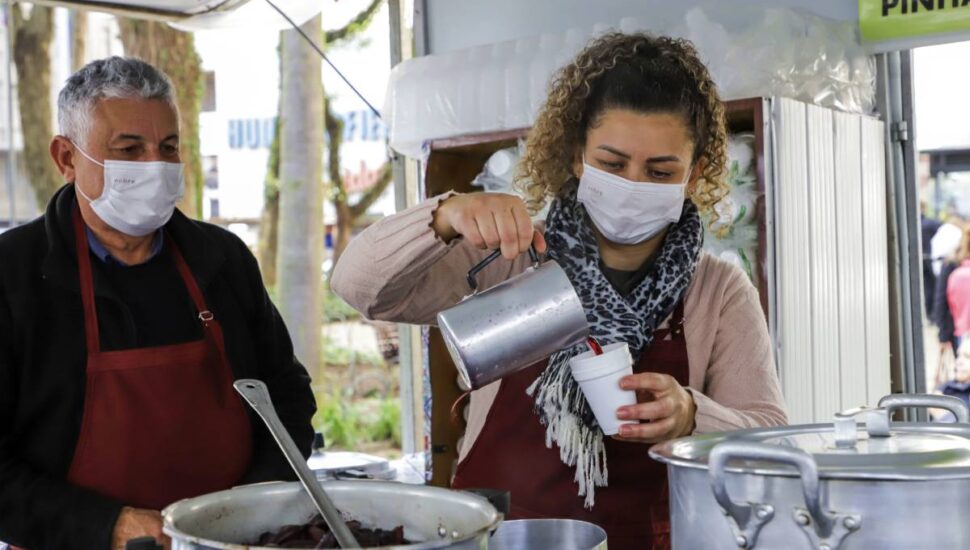 Feiras de inverno já estão rolando em Curitiba. Saiba onde comer pinhão e tomar quentão.
