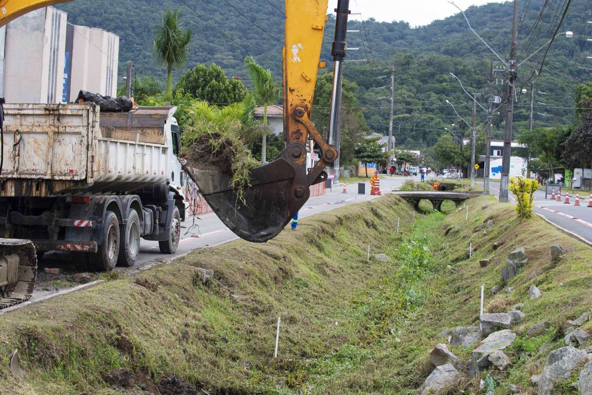 Obras em Matinhos prometem acabar com alagamentos na região.
