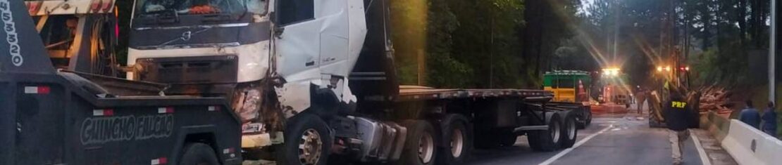 Acidente gerou bloqueio total na BR-376 no sentido Santa Catarina.