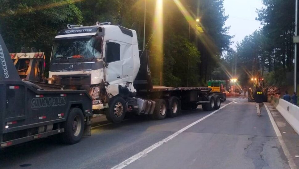 Acidente gerou bloqueio total na BR-376 no sentido Santa Catarina.