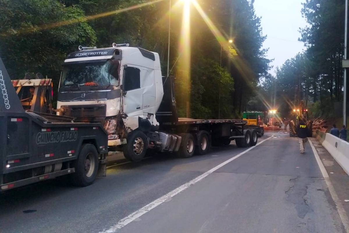 Acidente gerou bloqueio total na BR-376 no sentido Santa Catarina.