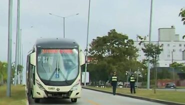 Acidente na Linha Verde complicou o trânsito no final da manhã desta segunda-feira (20).