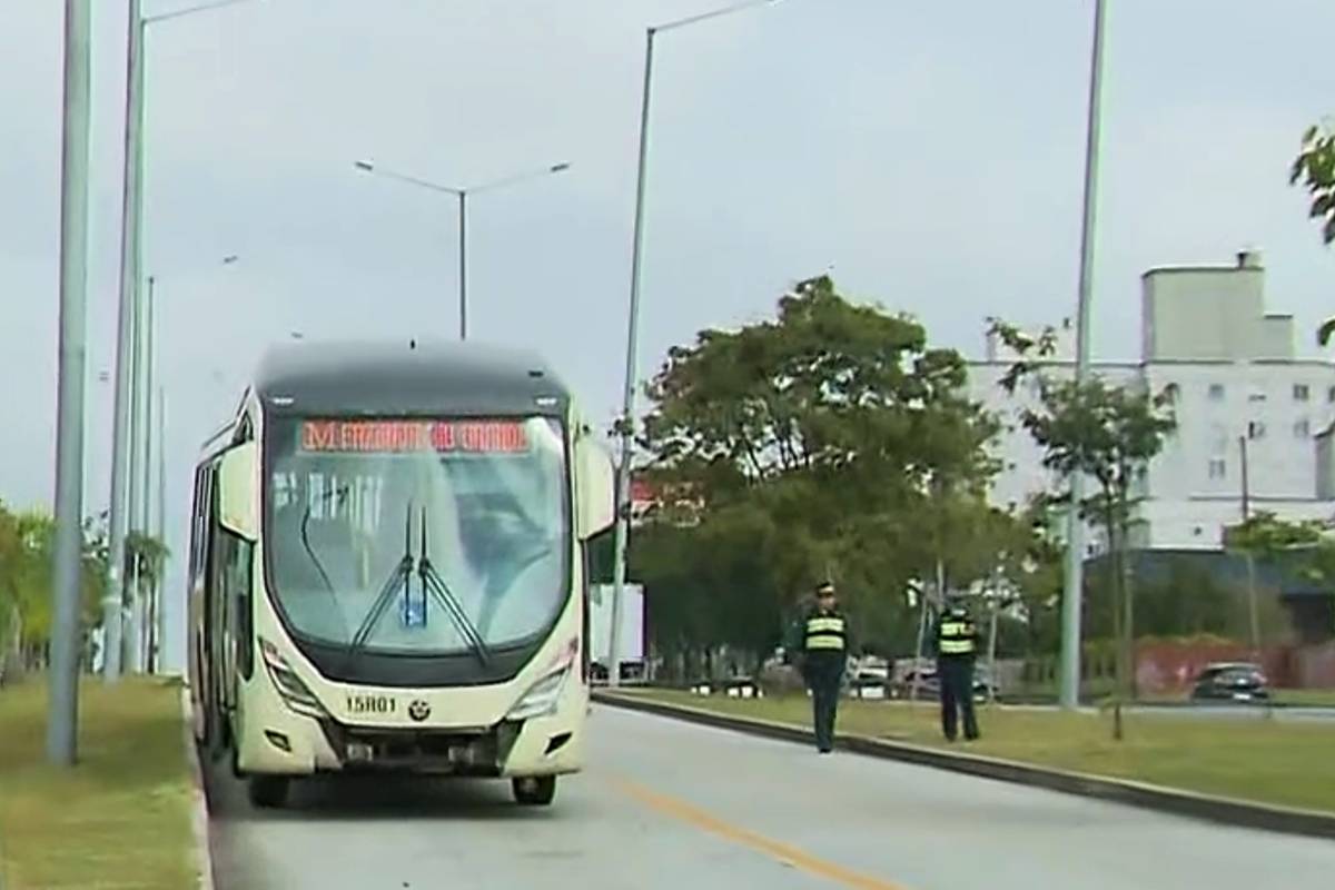 Acidente na Linha Verde complicou o trânsito no final da manhã desta segunda-feira (20).