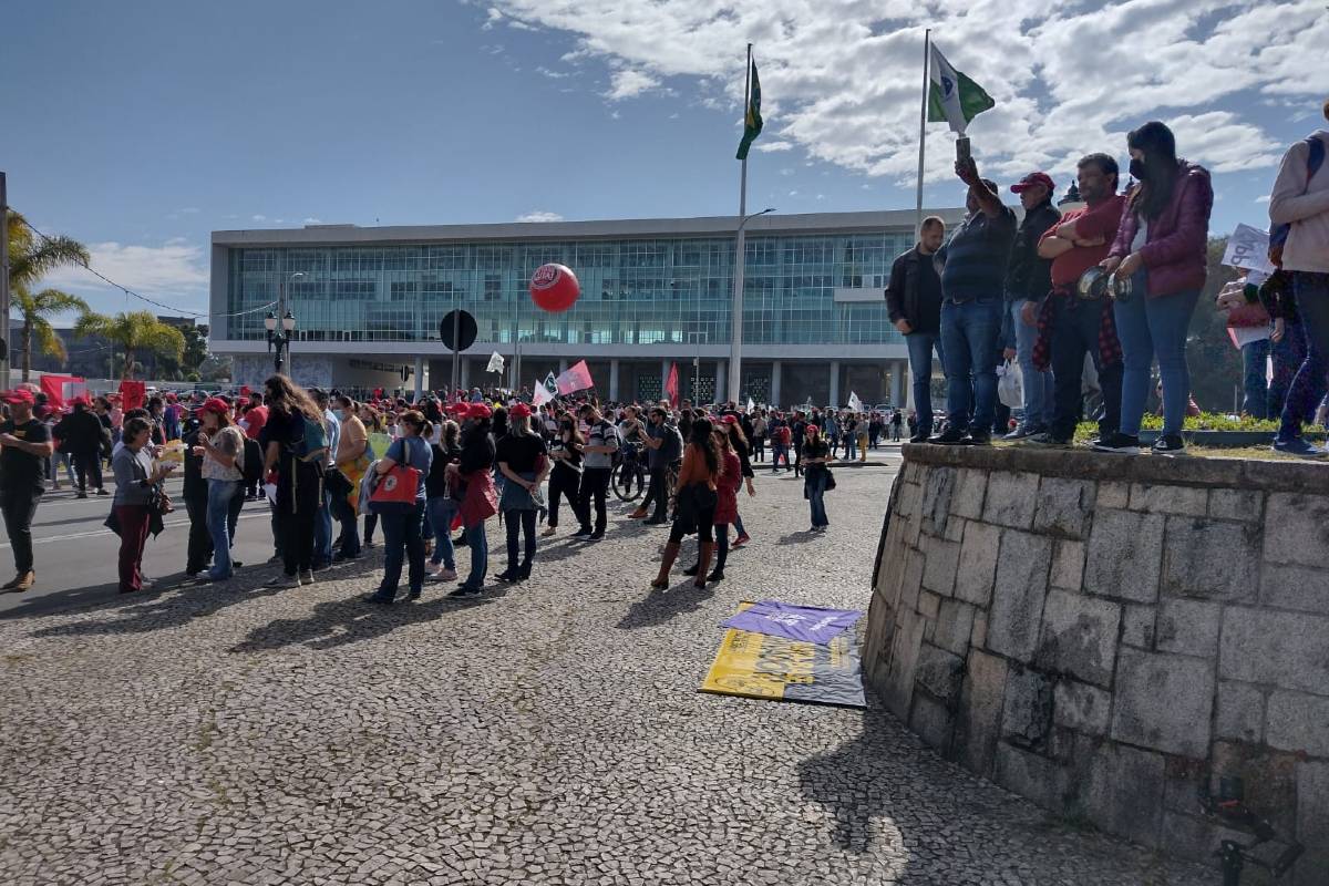 Protesto ocorre em Curitiba e engloba servidores de vários órgãos estaduais.