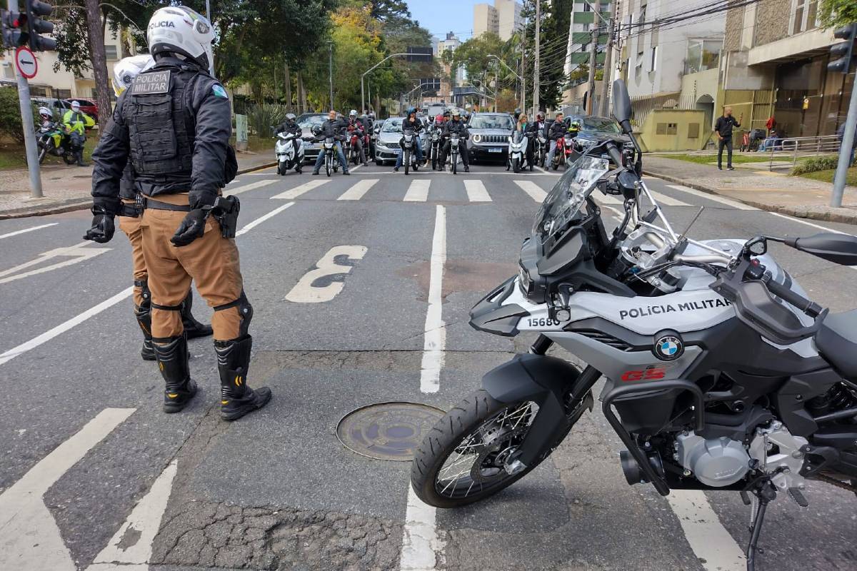 Policia militar utilizou motos para fechar as ruas durante a passagem dos manifestantes pela Av. Cândido de Abreu. 