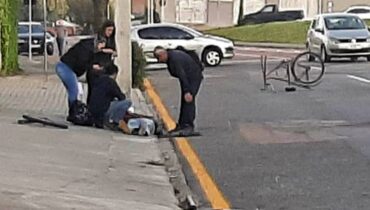 Ciclista foi atropelado em São José dos Pinhais. Bicicleta parou de cabeça pra baixo, sem uma das rodas.