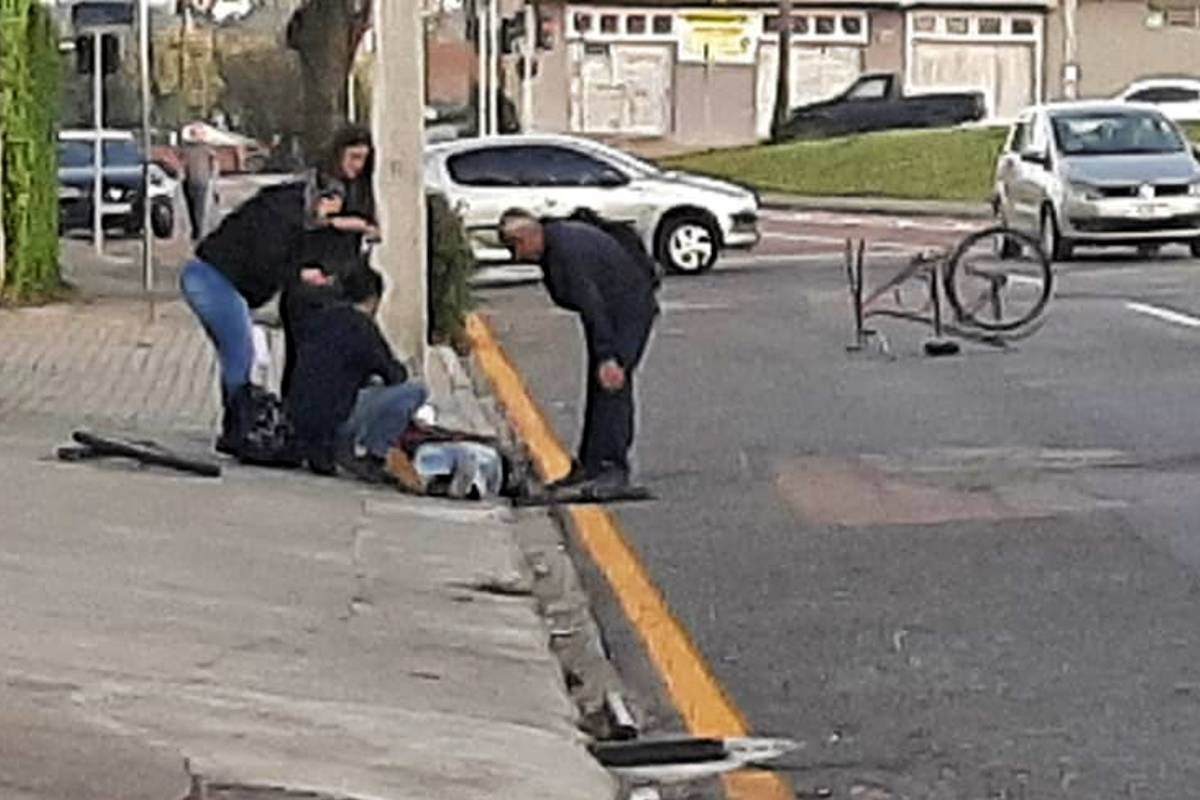 Ciclista foi atropelado em São José dos Pinhais. Bicicleta parou de cabeça pra baixo, sem uma das rodas.
