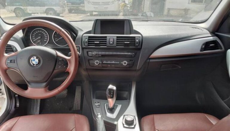 BMW 116L ano 2012/2013 está com o interior intacto e disponível para lances.