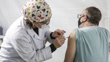 Curitiba divulga cronograma do 2º reforço pra pessoas entre 40 a 49 anos.