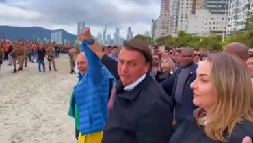 "Fica pra trás, meu Deus do céu", ordenou Bolsonaro.