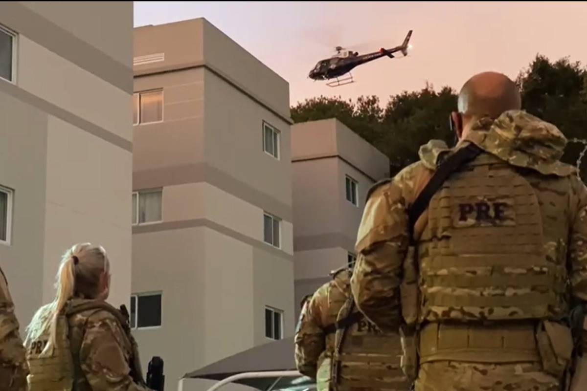 Helicópteros, viaturas e muitos policiais da PRF e da Polícia Civil cumpriam mandados em Curitiba. Foto: Divulgação/PRF/PCPR.