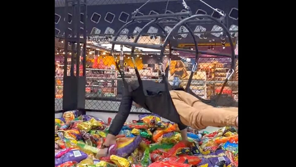 Shopping São José tem grua humana como atração