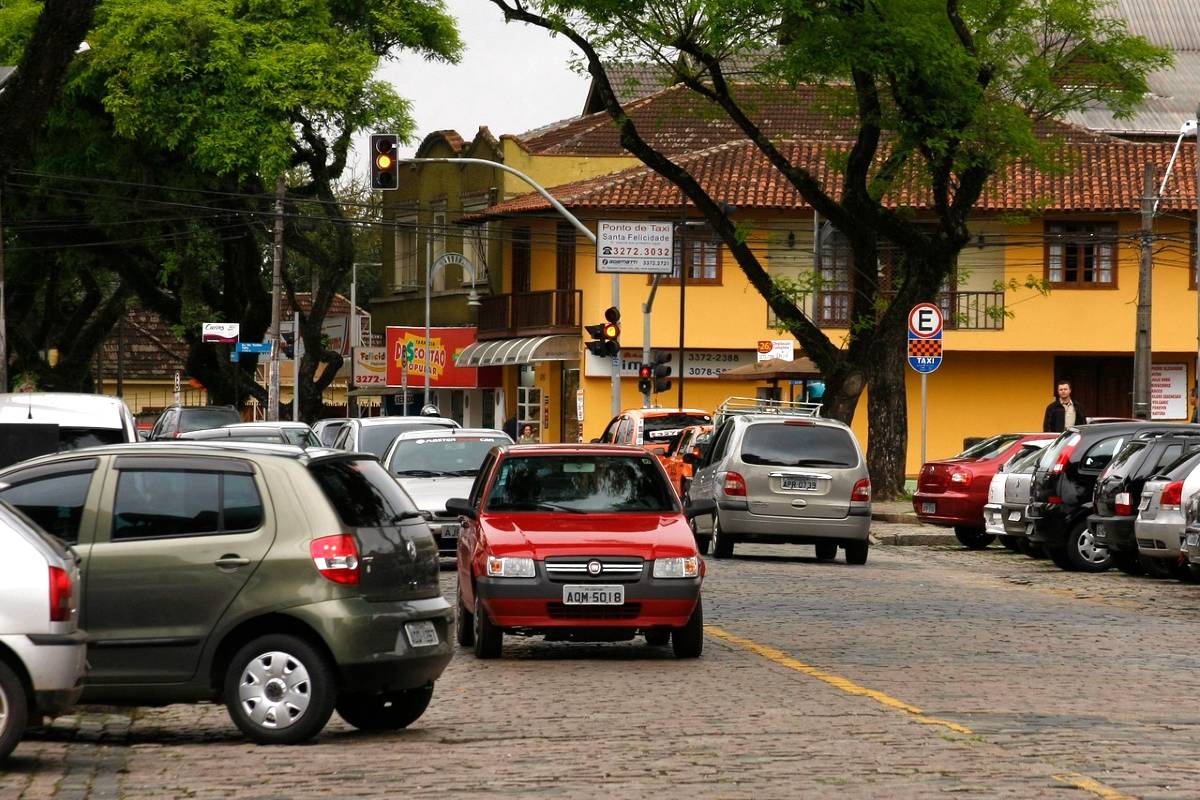 Vagas de estacionamento na Avenida Manoel Ribas são um problema para o Conseg São Braz.