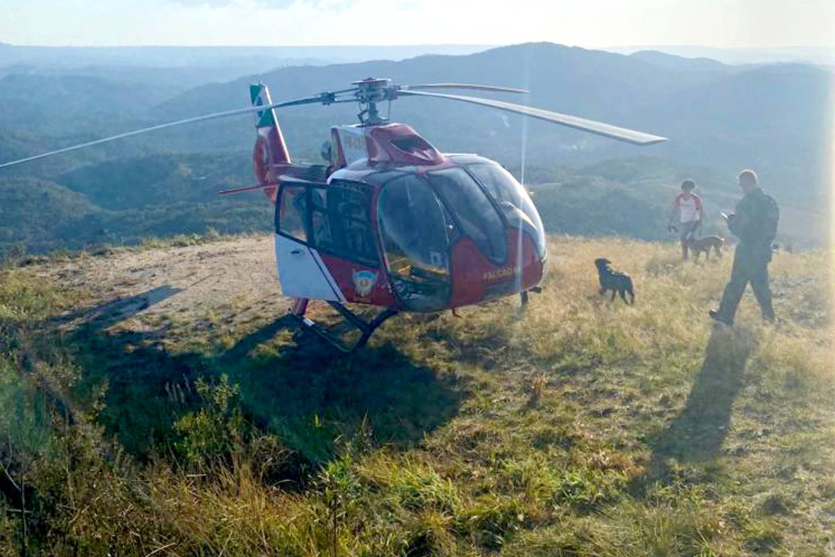 Bombeiros e BPMOA resgatam piloto de paraglider que se acidentou em Campo Largo
