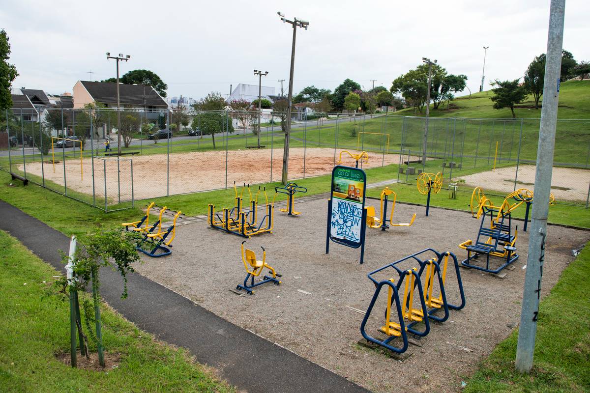 Praça Abílio de Abreu é icônica no pacato bairro de Curitiba.