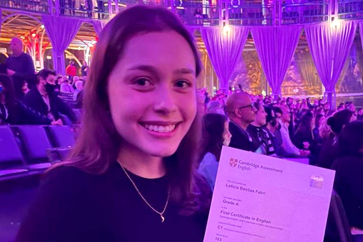 Letícia faturou a medalha de ouro do concurso que contou com a participação de estudantes de escolas públicas e particulares de todo o país.