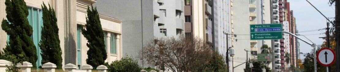 Considerado um dos bairros mais ricos da capital, o Batel é localização de prédios luxuosos com apartamentos milionários.